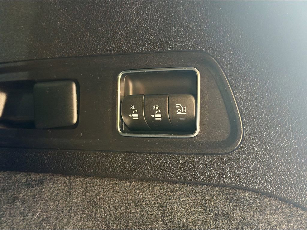 Used 2025 Mercedes-Benz GLS 450 4MATIC w/ Pinnacle Trim Package image 51