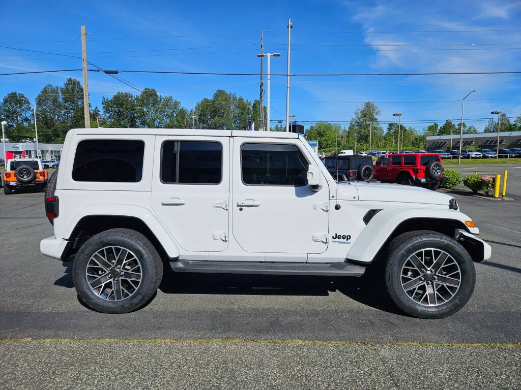 Used 2022 Jeep Wrangler Unlimited Sahara AWD/4WD image 6