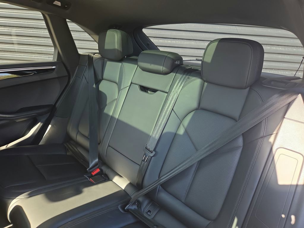 Certified 2022 Porsche Macan image 16