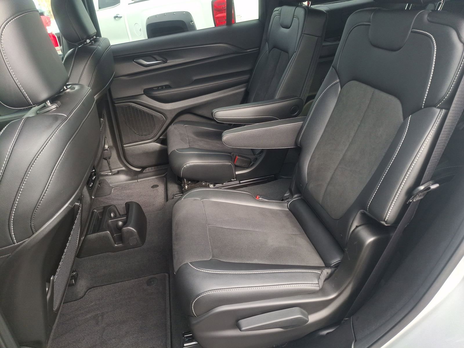 Used 2025 Jeep Grand Cherokee L Altitude AWD/4WD image 24