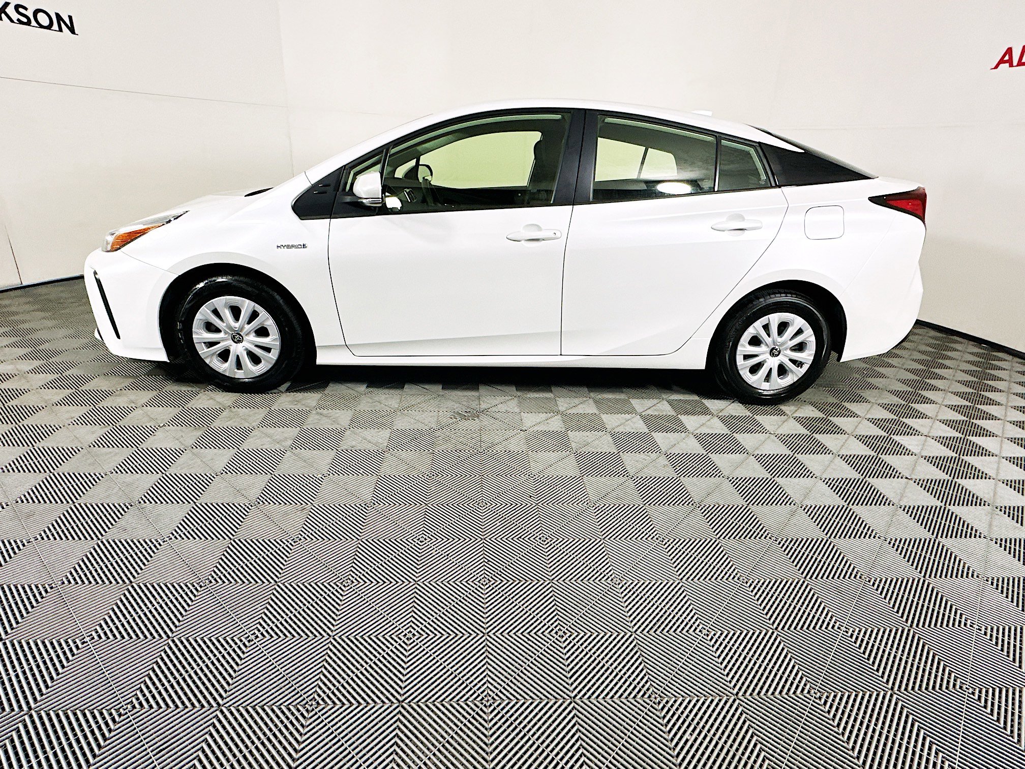 Used 2022 Toyota Prius L Eco image 6