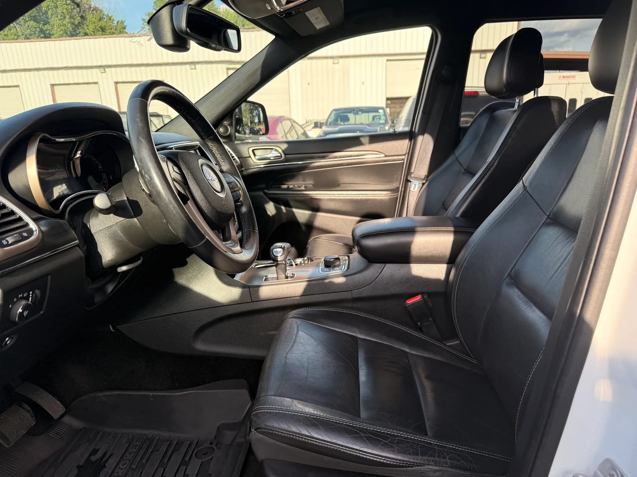Used 2015 Jeep Grand Cherokee Limited AWD/4WD image 2