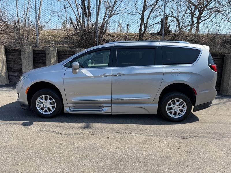 Used 2020 Chrysler Pacifica Touring-L FWD image 6