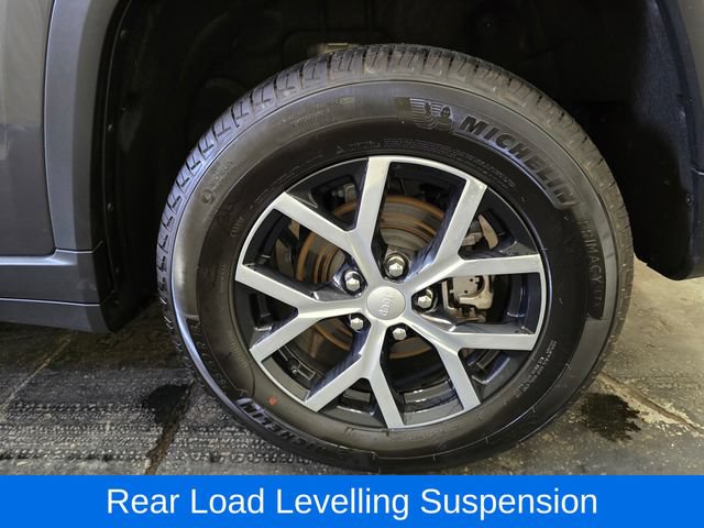 Used 2025 Jeep Grand Cherokee Limited w/ Trailer Tow Package AWD/4WD image 12