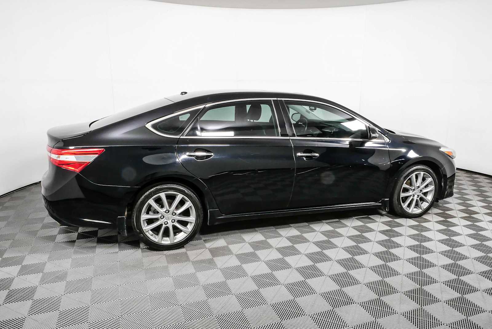 Used 2014 Toyota Avalon XLE Touring FWD image 2