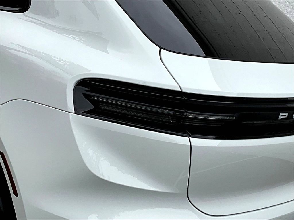 Used 2025 Porsche Macan 4 Electric image 31