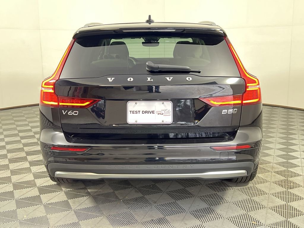 Certified 2024 Volvo V60 B5 Cross Country Plus image 9
