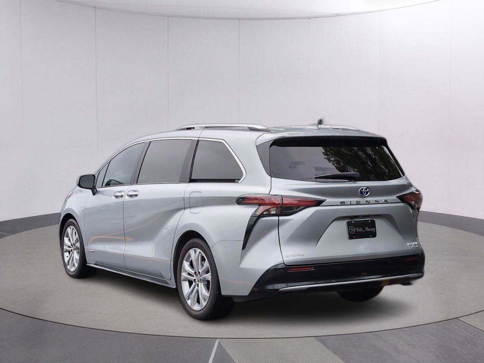Used 2021 Toyota Sienna Platinum FWD image 3