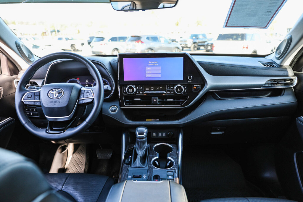 Certified 2025 Toyota Highlander Limited image 2