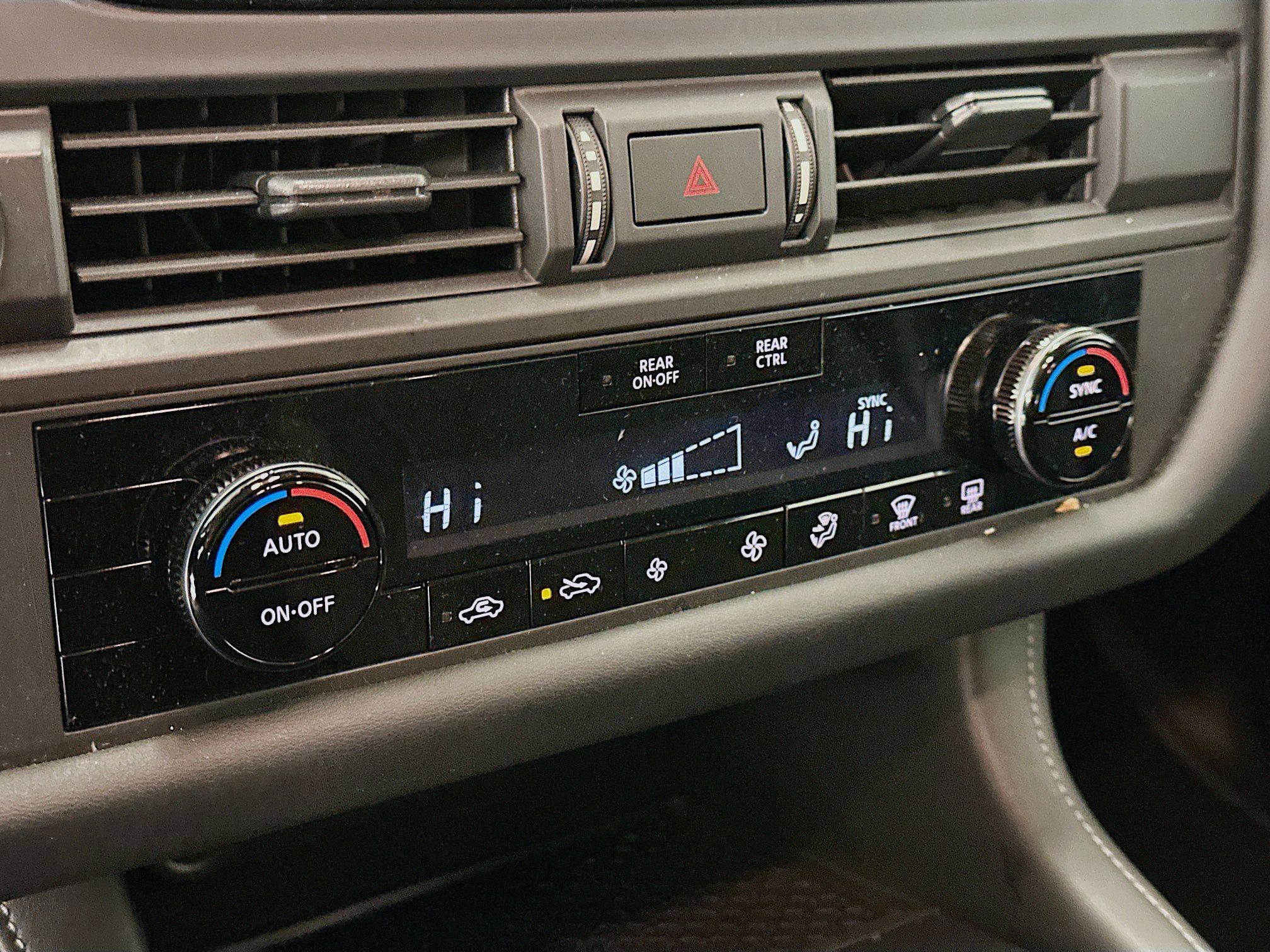 Used 2024 Nissan Pathfinder S image 23