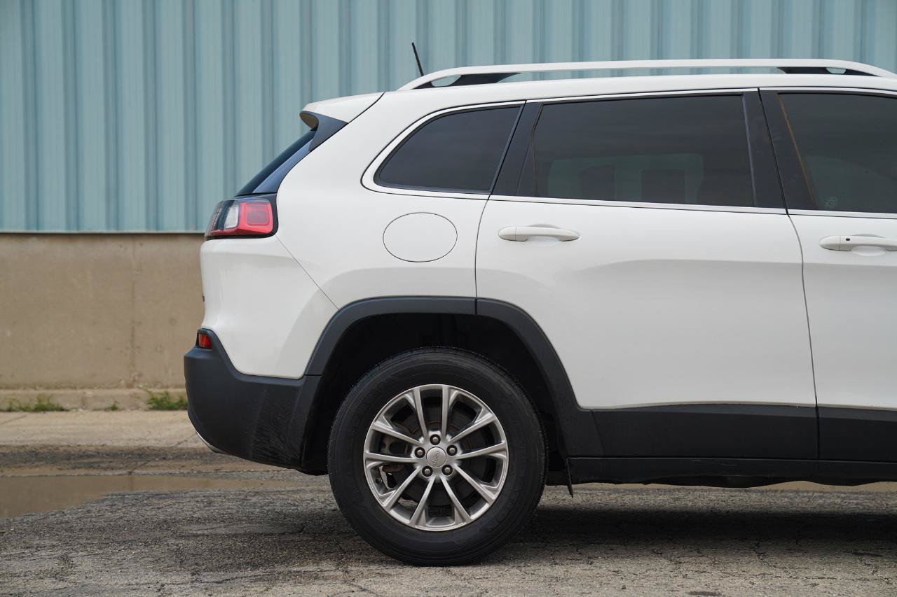 Used 2019 Jeep Cherokee Latitude Plus w/ Cold Weather Group AWD/4WD image 11