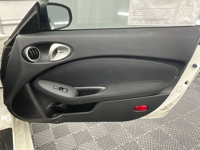 Used 2016 Nissan 370Z Coupe RWD image 10