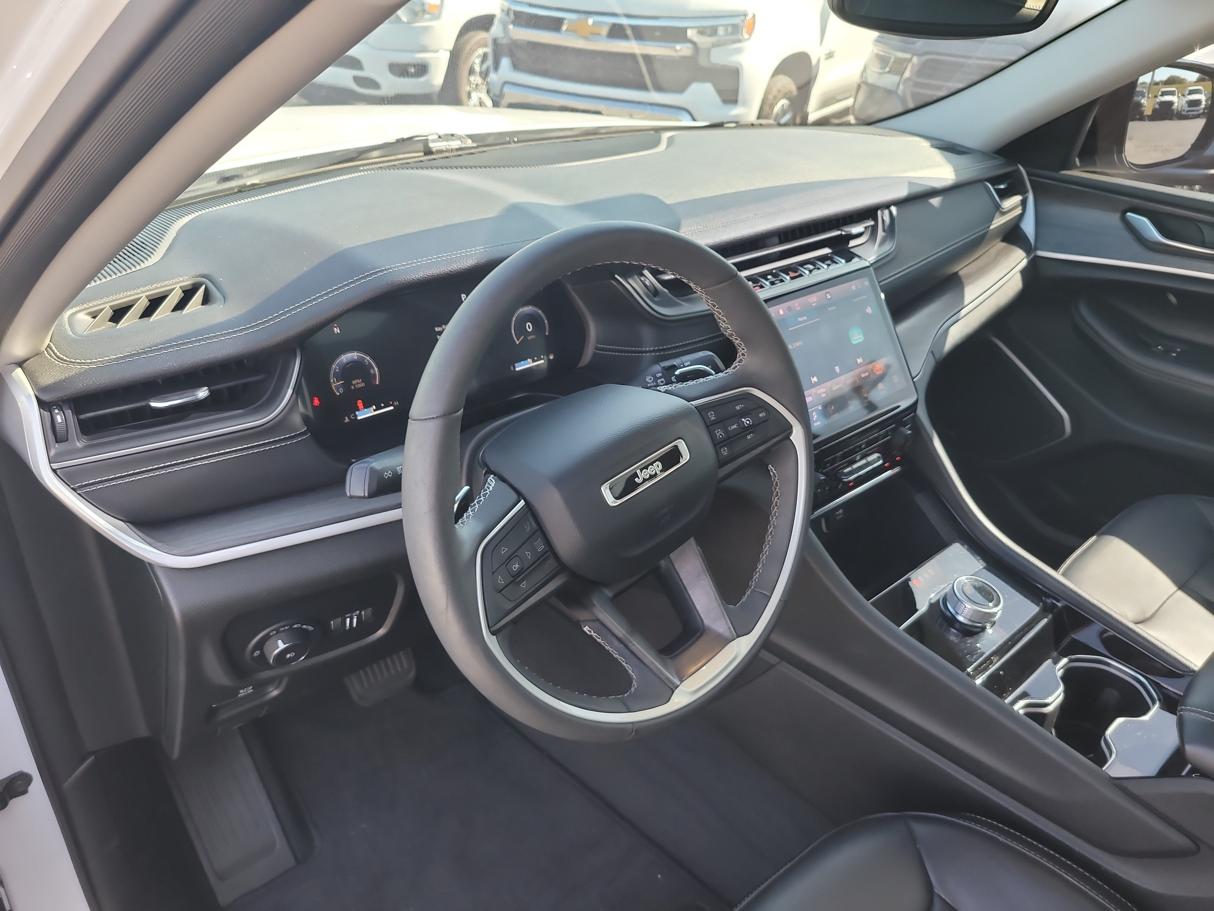Used 2023 Jeep Grand Cherokee L Limited w/ Black Appearance Package RWD image 21