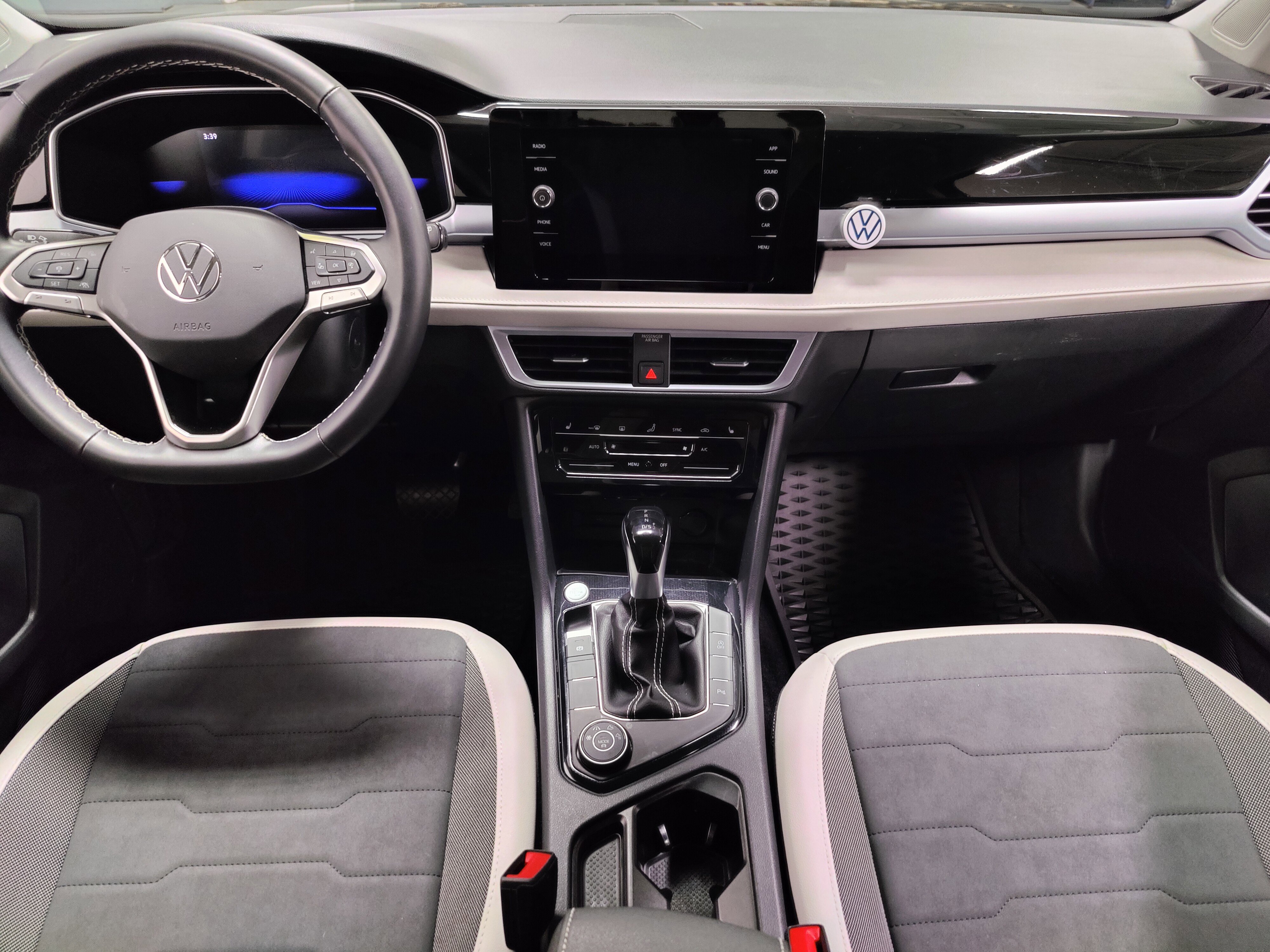 Used 2025 Volkswagen Taos SE AWD/4WD image 16