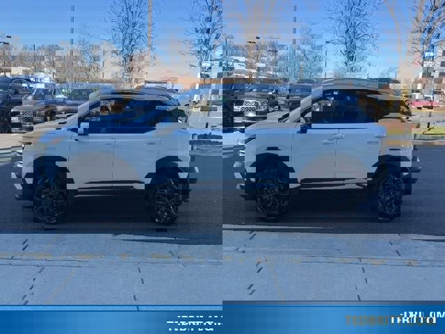 Used 2025 Nissan Kicks SR image 4