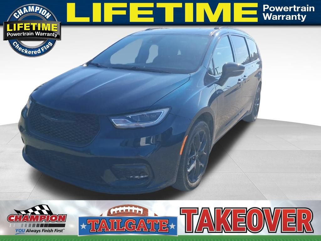 Used 2023 Chrysler Pacifica Limited w/ Uconnect Theater Family Group