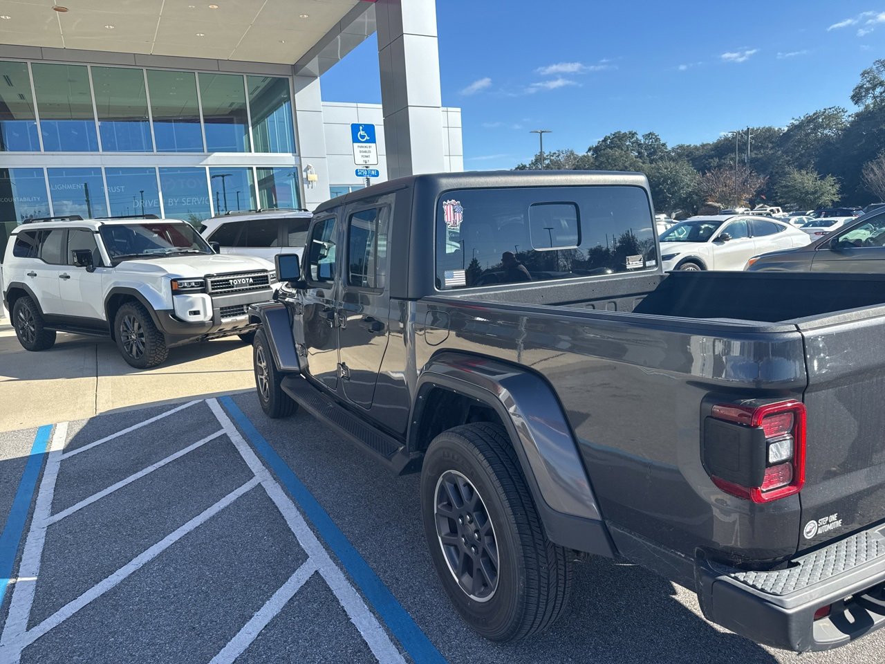 Used 2022 Jeep Gladiator Overland w/ Popular Equipment Package image 5