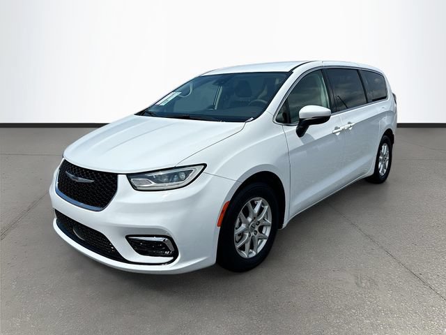 Used 2023 Chrysler Pacifica Touring-L FWD image 3