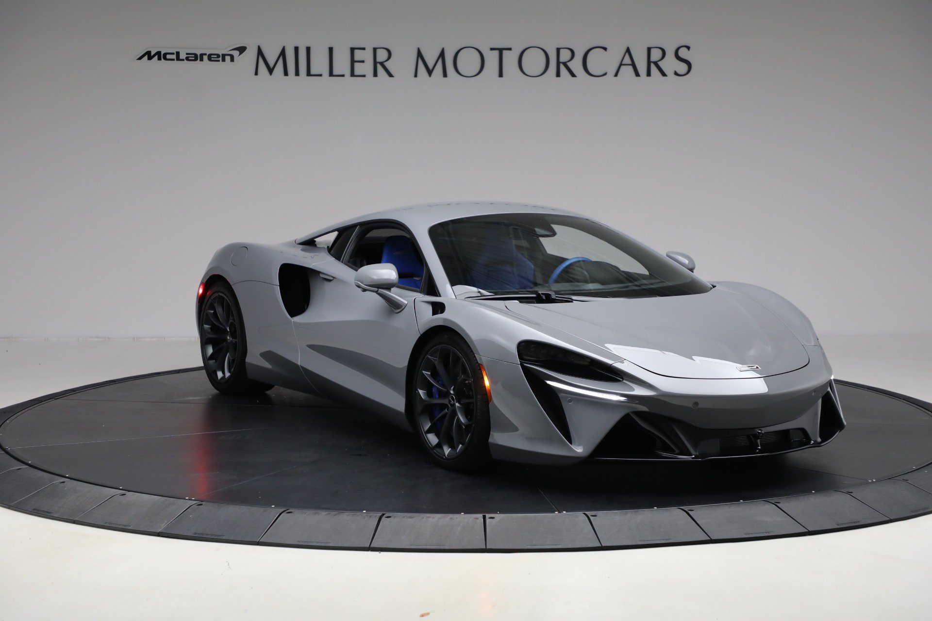 Used 2023 McLaren Artura RWD image 11