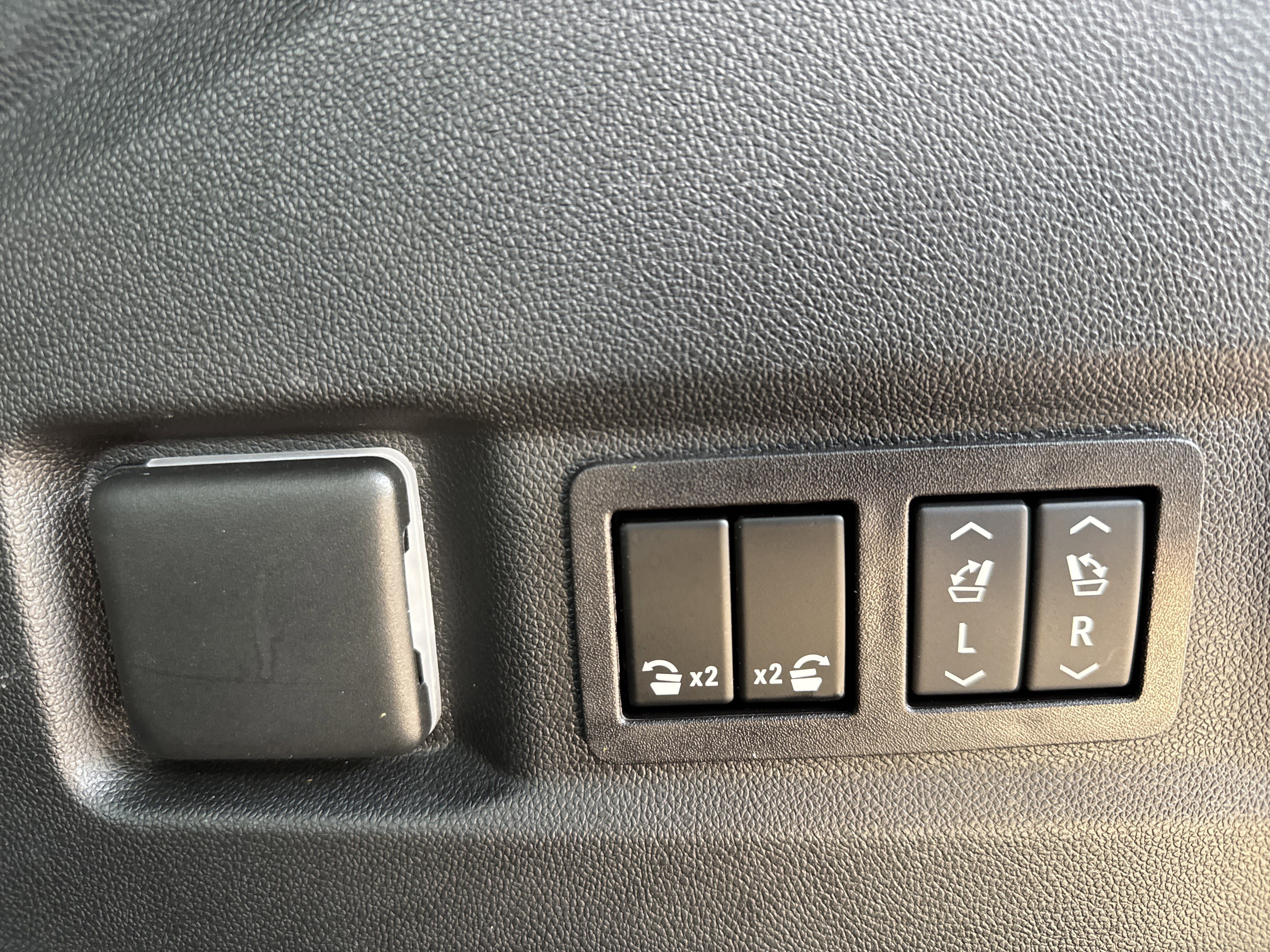 Used 2024 GMC Yukon Denali w/ Advanced Technology Package image 39