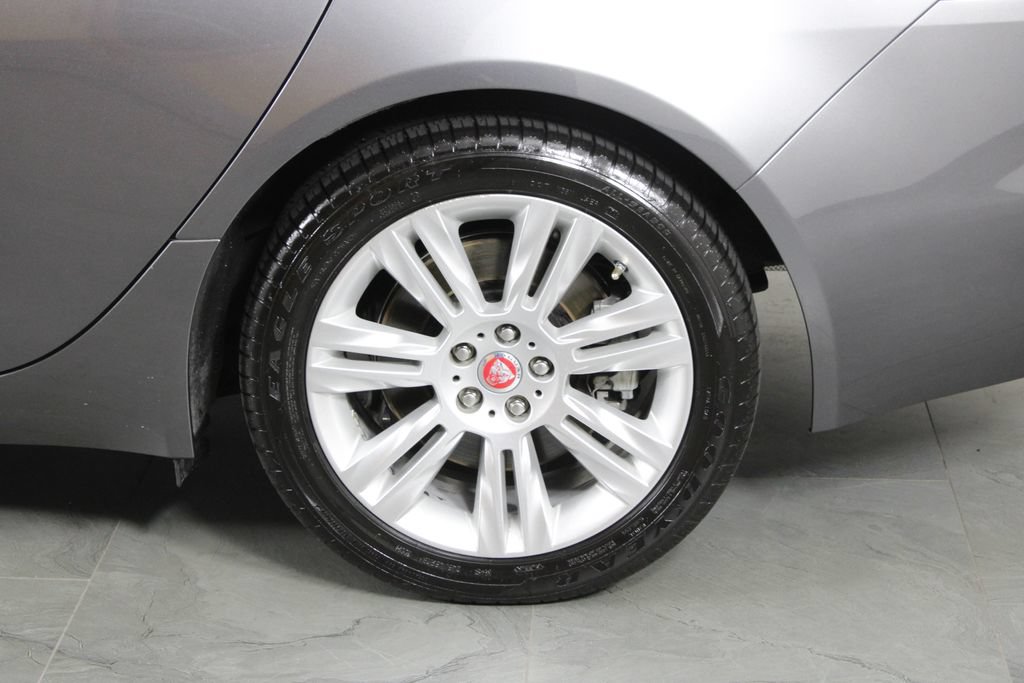 Used 2016 Jaguar XF Premium RWD image 13