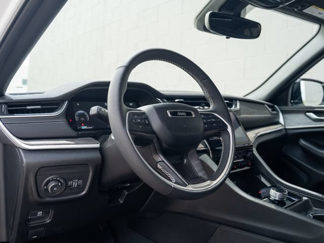 Used 2024 Jeep Grand Cherokee Limited w/ Black Appearance Package AWD/4WD image 4