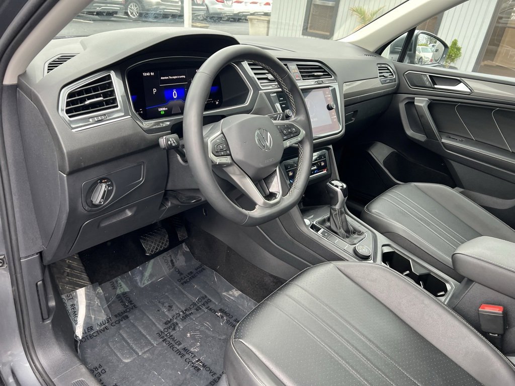 Used 2022 Volkswagen Tiguan SE w/ Panoramic Sunroof Package image 11