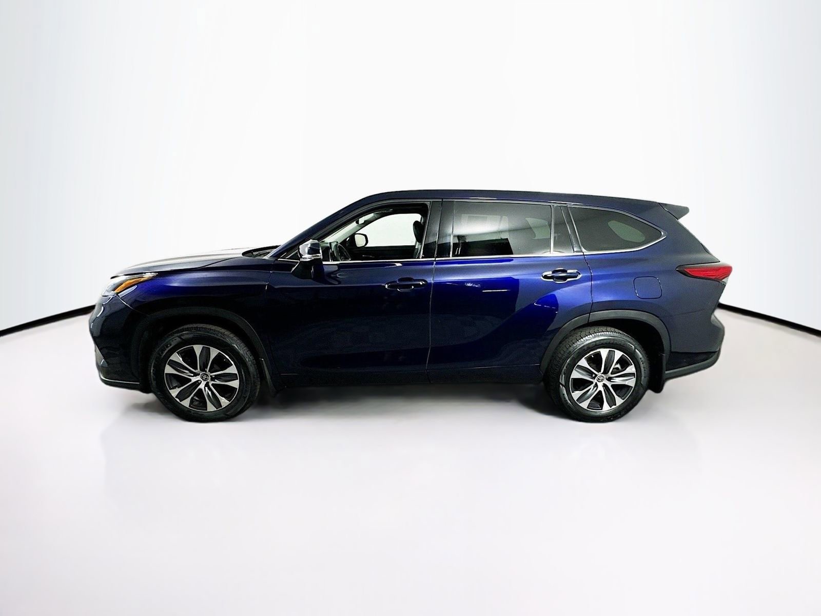 Used 2022 Toyota Highlander XLE image 4