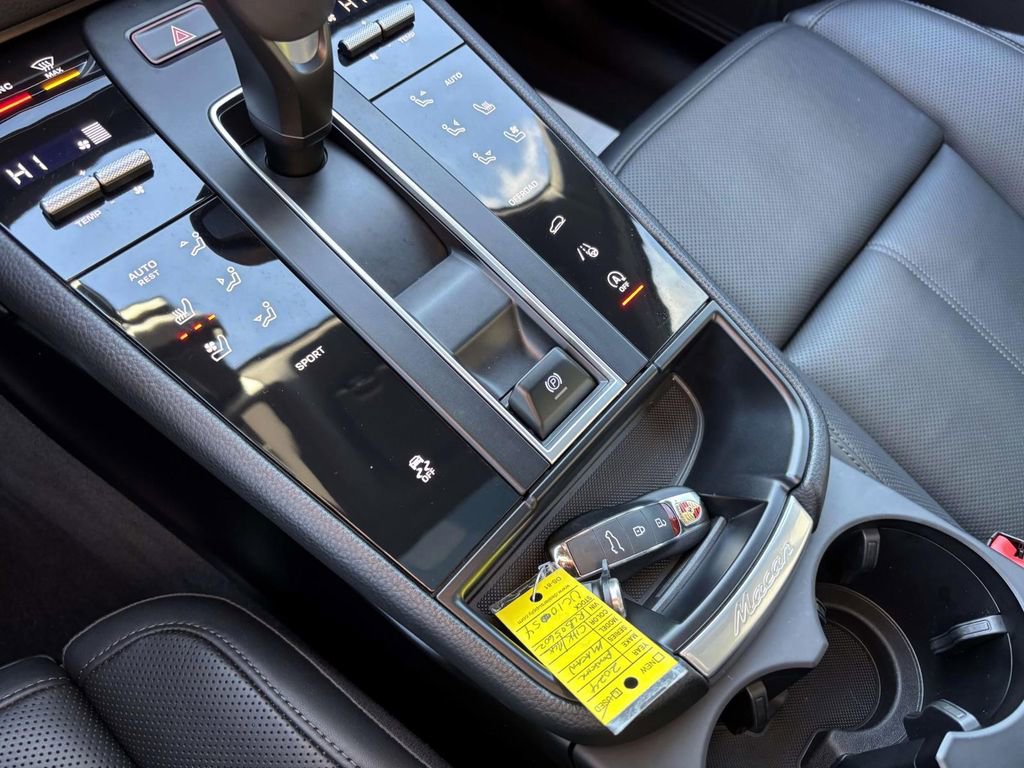 Certified 2024 Porsche Macan image 33