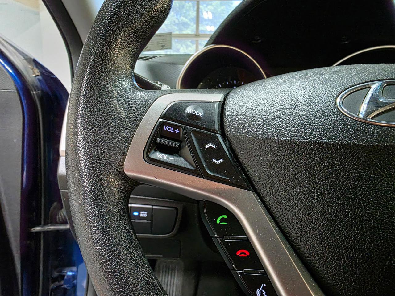 Used 2016 Hyundai Veloster FWD image 27