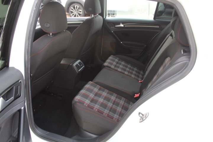 Used 2016 Volkswagen Golf S image 33