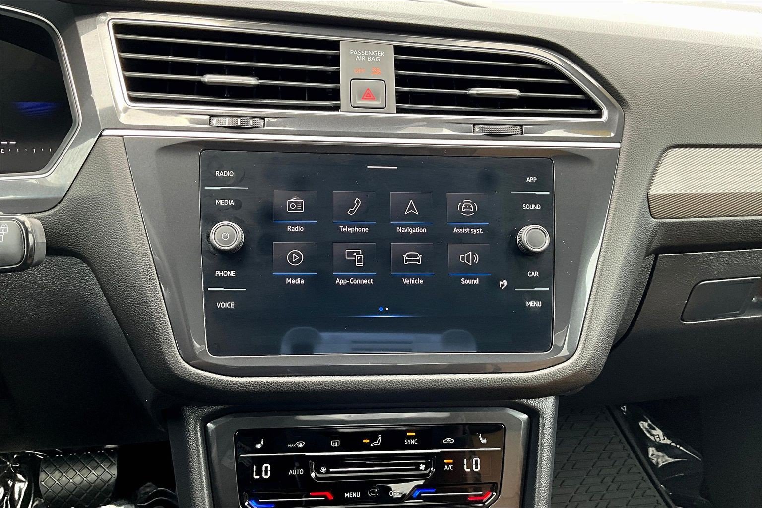 Used 2024 Volkswagen Tiguan SE w/ Panoramic Sunroof Package AWD/4WD image 24