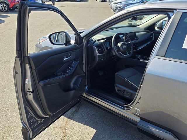 Used 2024 Nissan Rogue SV image 40