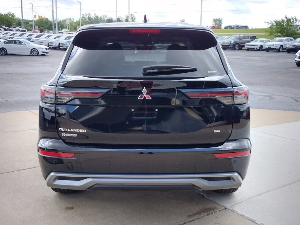 New 2025 Mitsubishi Outlander SE image 19