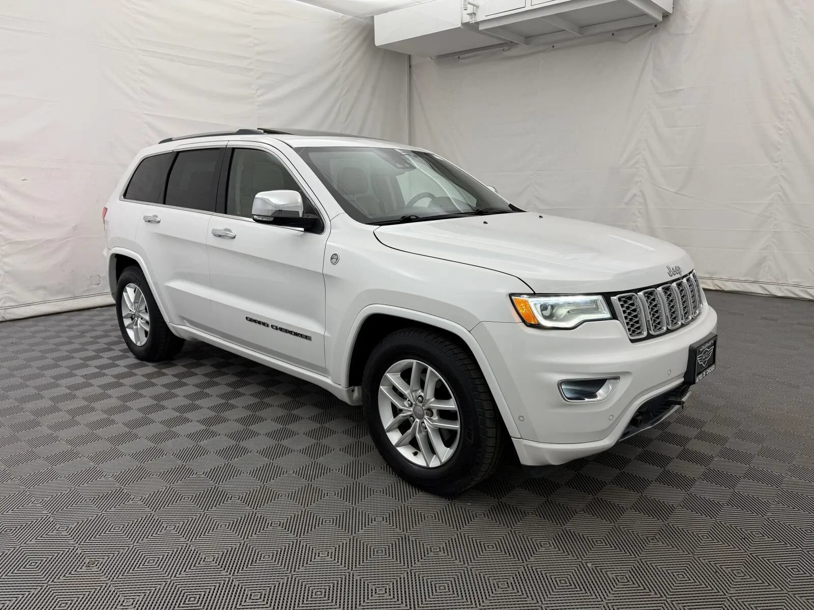Used 2017 Jeep Grand Cherokee Overland w/ Jeep Active Safety Group AWD/4WD image 4