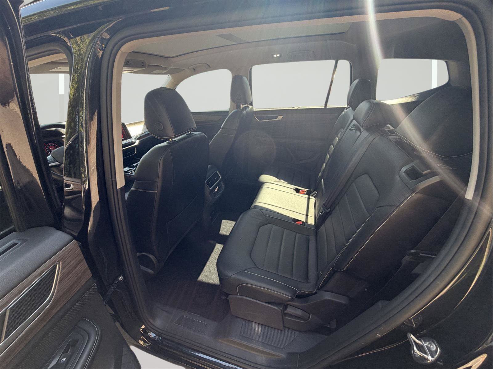 Used 2024 Volkswagen Atlas SEL AWD/4WD image 60
