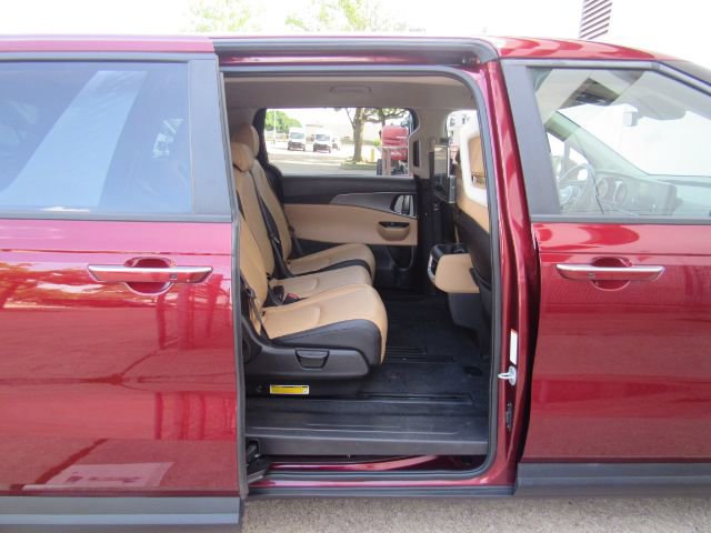 Used 2023 Kia Carnival LX image 27