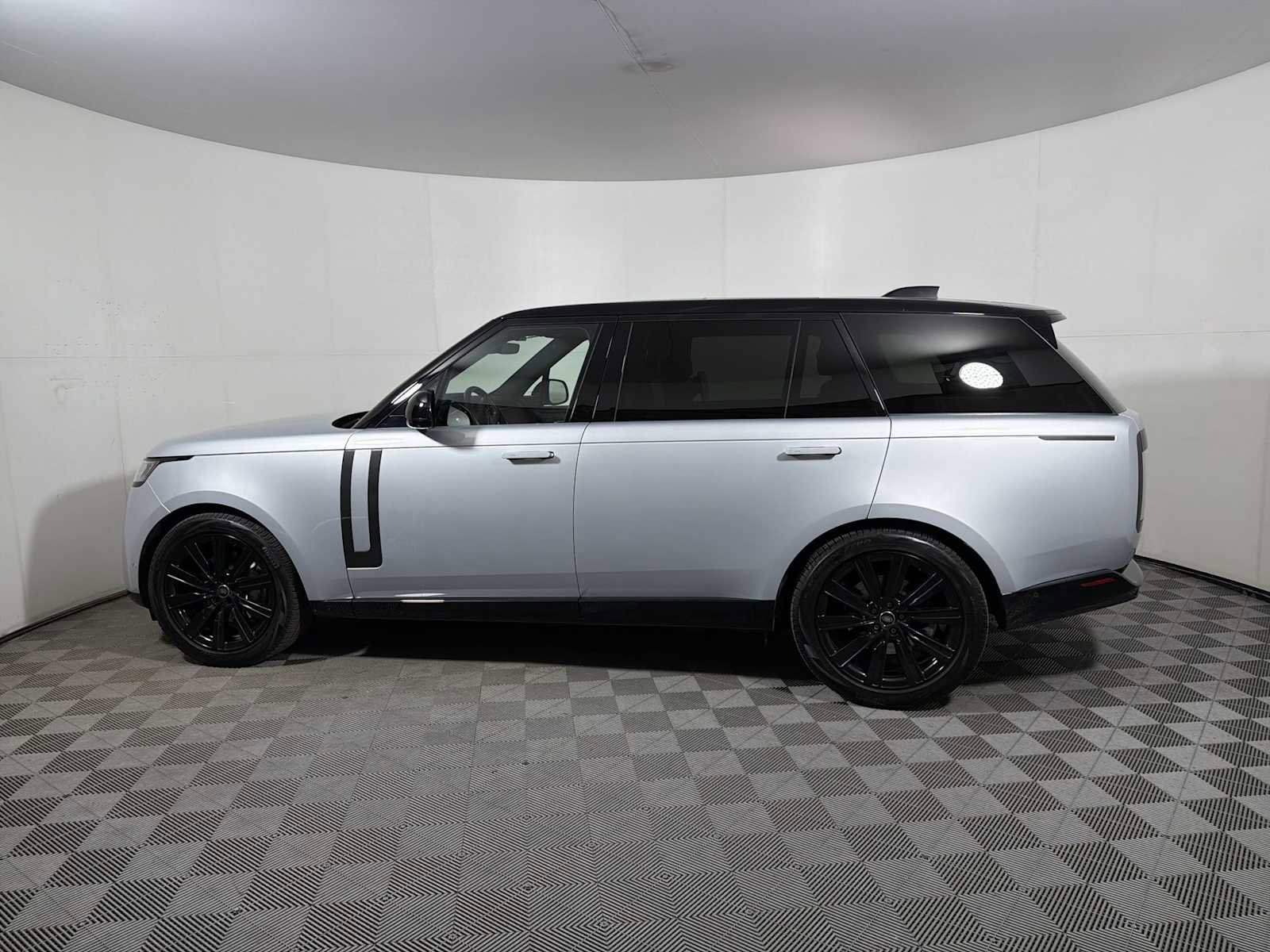 Used 2025 Land Rover Range Rover Long Wheelbase SE image 4