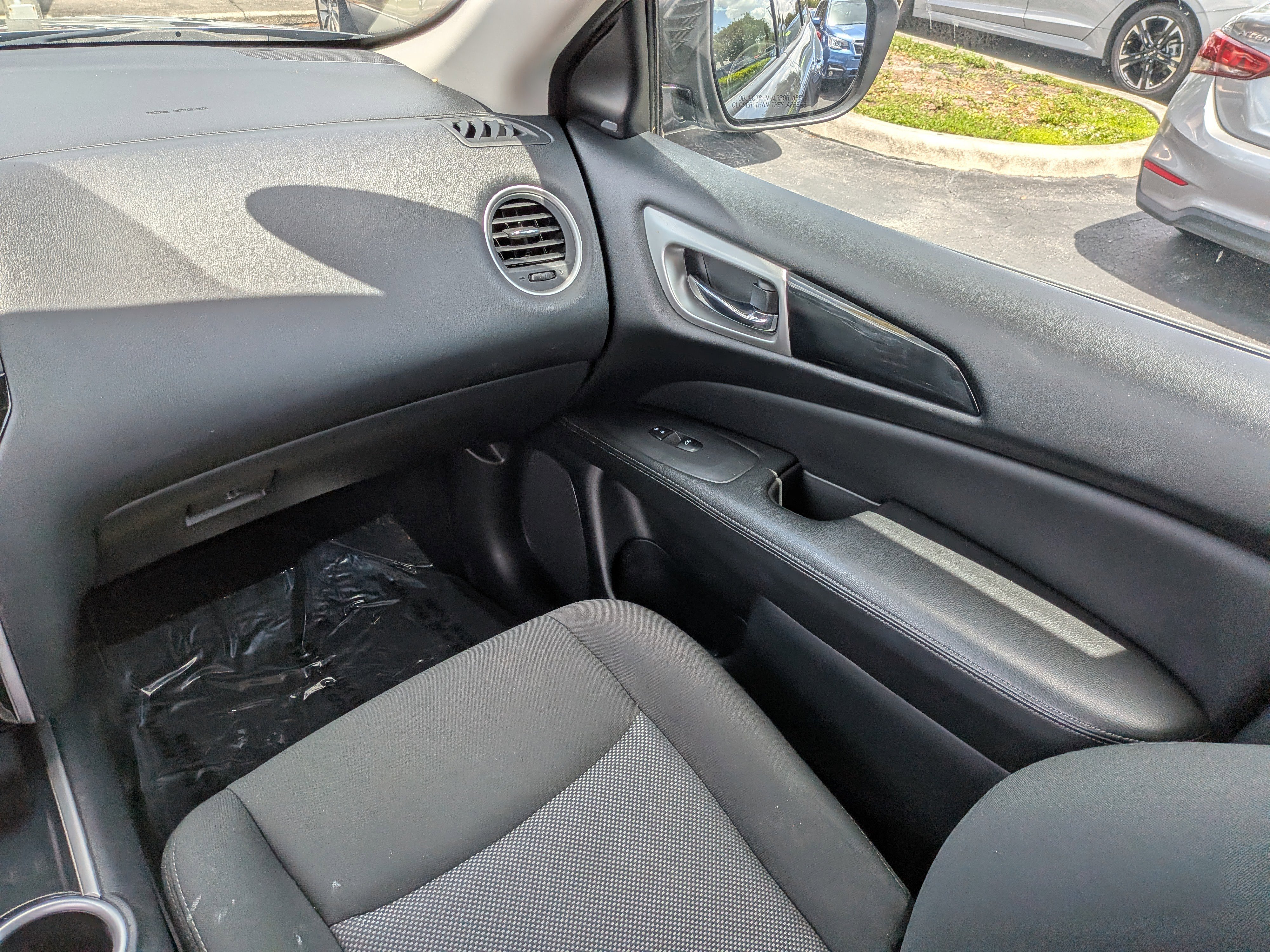 Used 2020 Nissan Pathfinder SV image 18