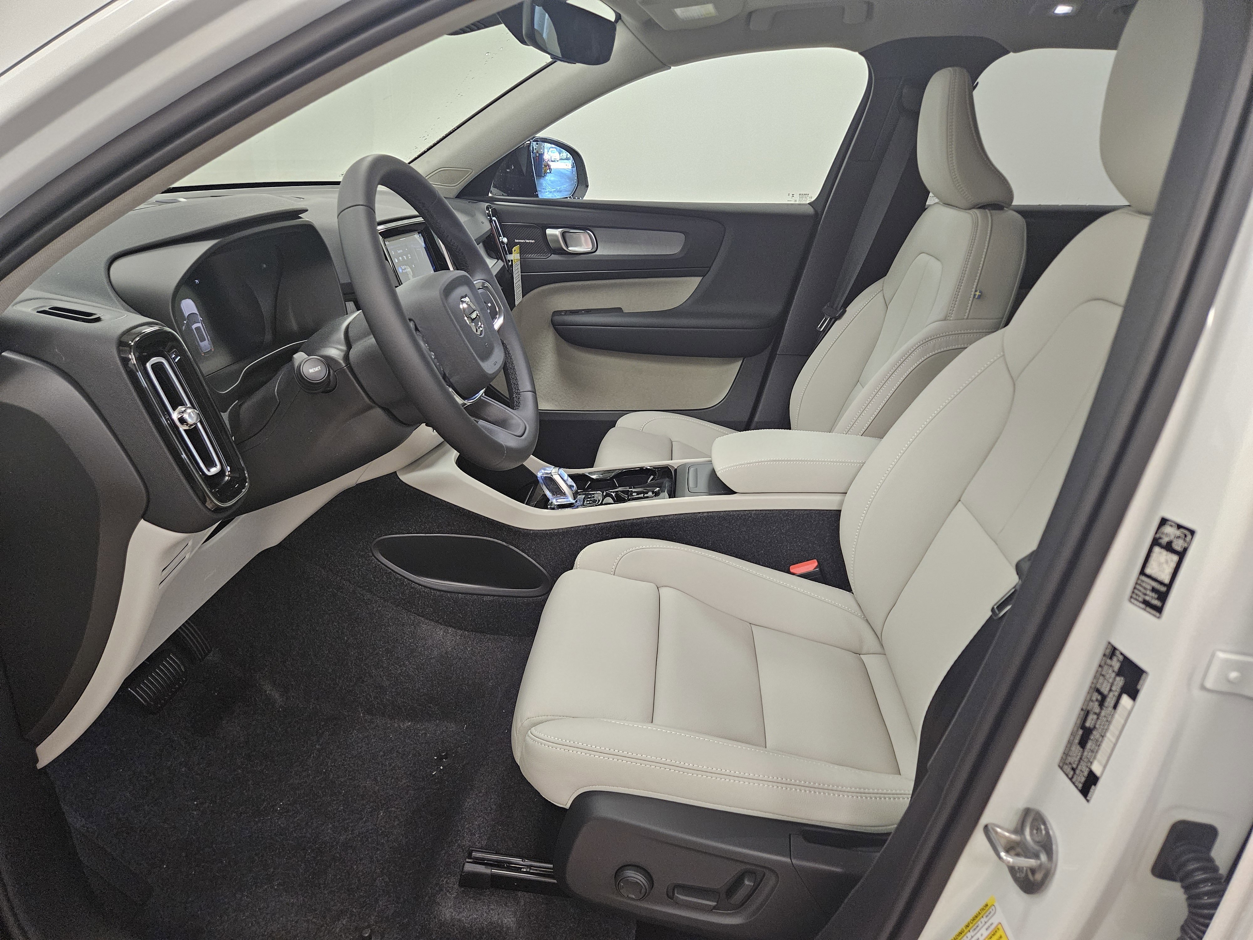 New 2026 Volvo XC40 B5 Ultra w/ Climate Package AWD/4WD image 9