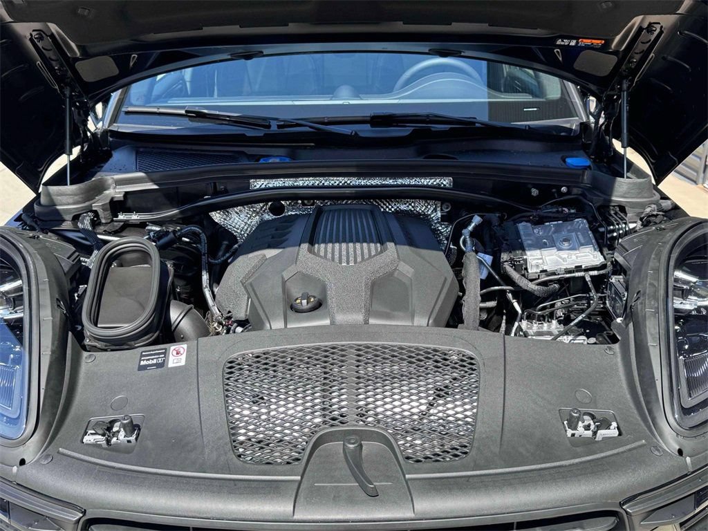 Certified 2025 Porsche Macan AWD/4WD image 34