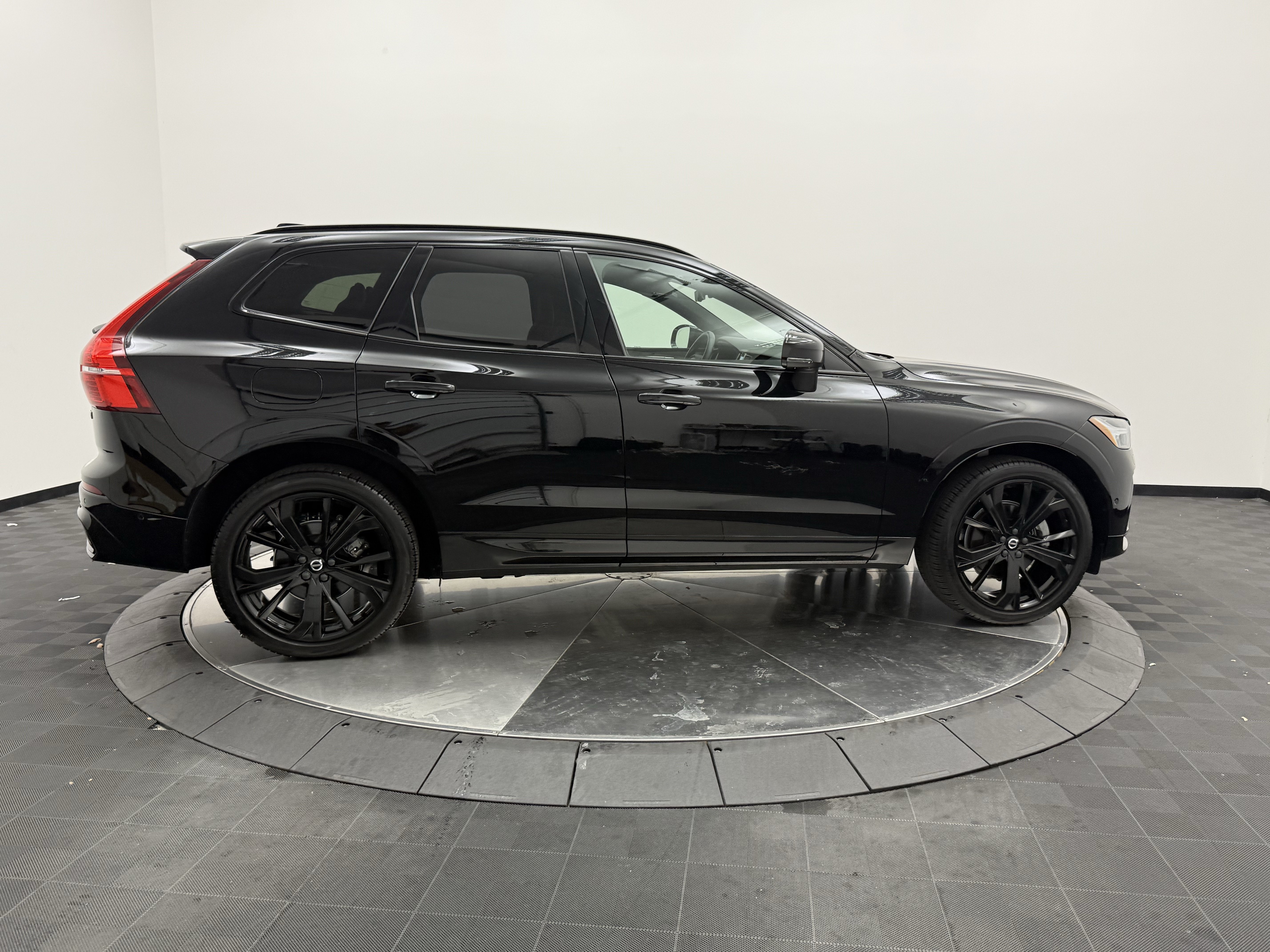 Certified 2024 Volvo XC60 B5 Ultimate AWD/4WD image 8