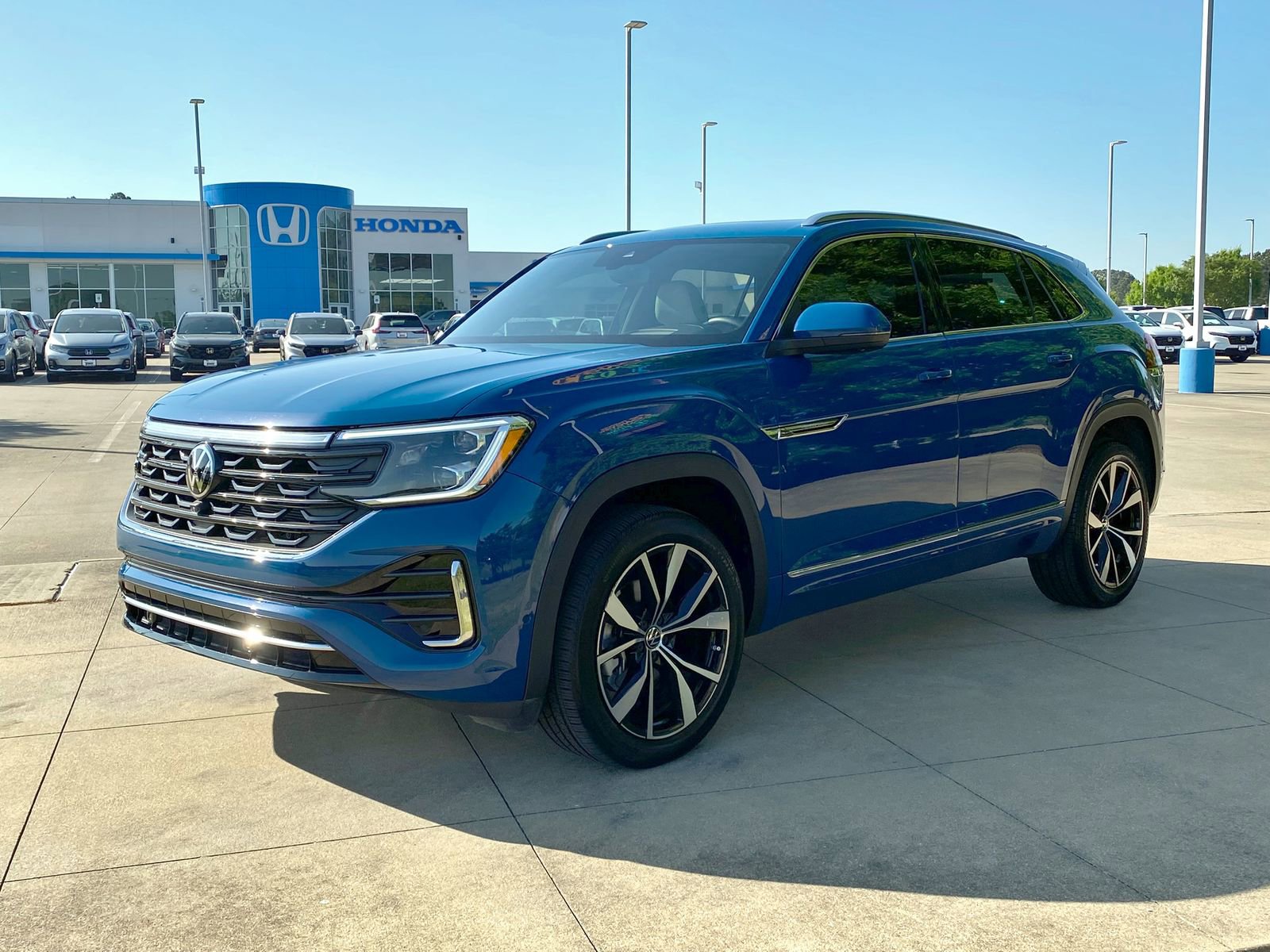 Used 2025 Volkswagen Atlas Cross Sport SEL Premium R-Line image 3