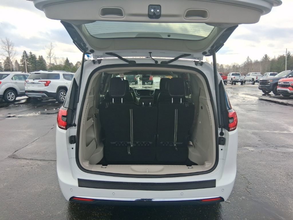 Used 2024 Chrysler Pacifica Touring-L image 13