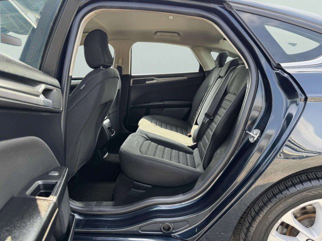 Used 2020 Ford Fusion SE image 30