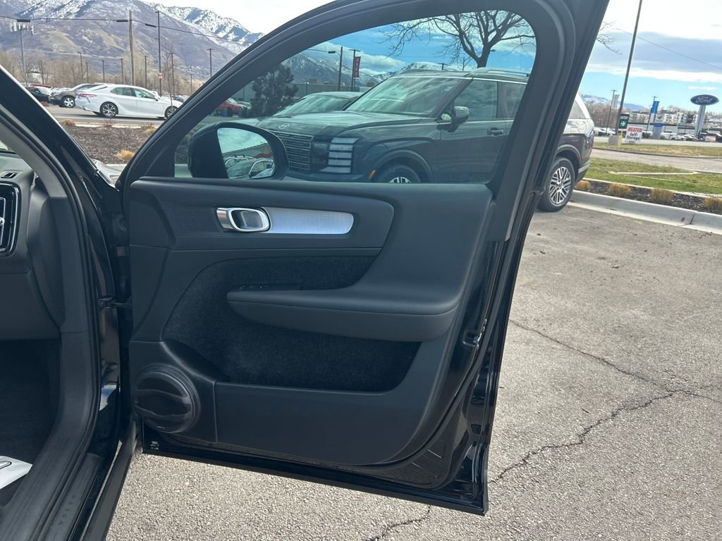 Used 2019 Volvo XC40 T5 Momentum image 13