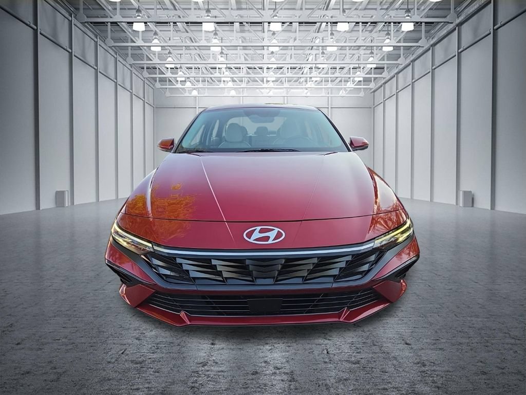 Used 2025 Hyundai Elantra Limited FWD image 2