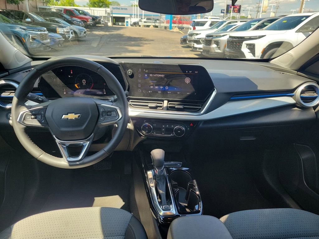 Used 2025 Chevrolet Trax LT FWD image 11