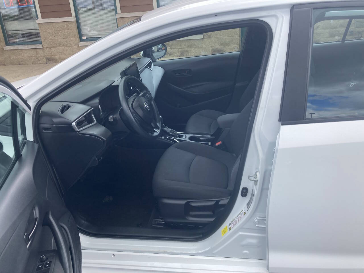 Used 2022 Toyota Corolla LE image 9