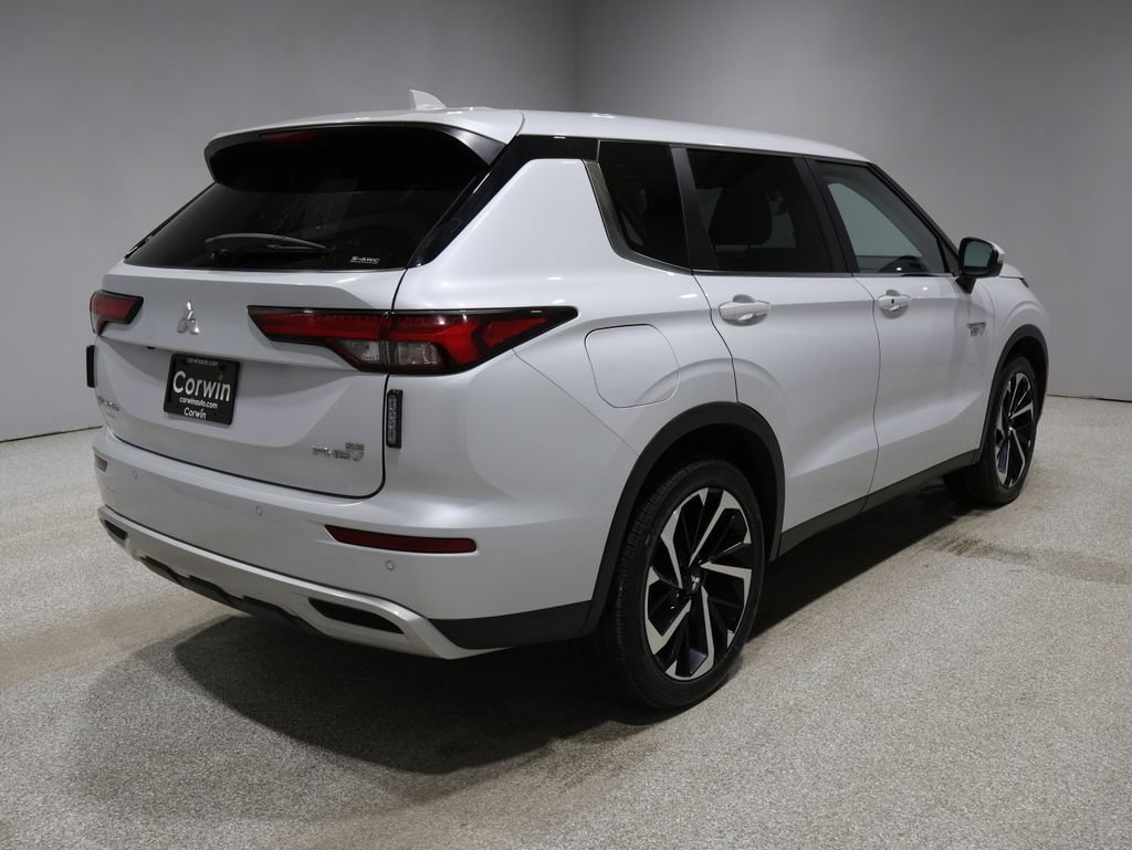 Used 2024 Mitsubishi Outlander SEL AWD/4WD image 3